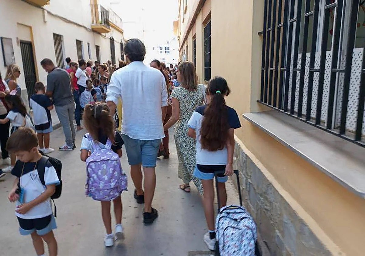 Las familias gaditanas afrontan una vuelta al cole de más de 500 euros por niño