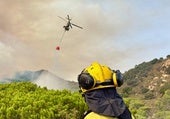 El incendio forestal de Los Barrios sigue activo y moviliza un amplio dispositivo terrestre