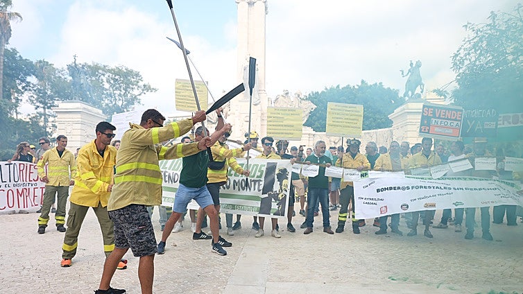 Bomberos forestales de Cádiz se movilizan contra la precariedad: «Infoca no se vende, se defiende»