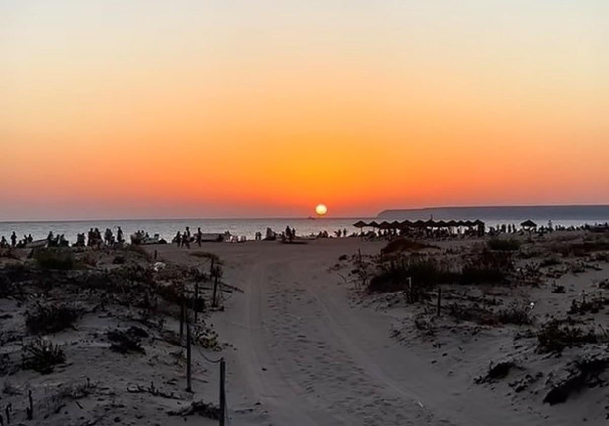 Imagen de un atardecer en Zahara de los Atunes
