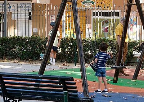 Imagen secundaria 1 - El vandalismo obligará al Ayuntamiento de Cádiz a cerrar varios parques por la noche
