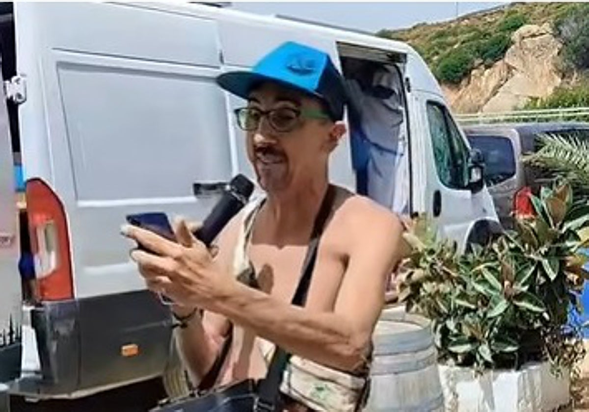 Un hombre lo deja muy claro micrófono en mano en una playa: «¡Para disfrutar hay que venir a Cai!»