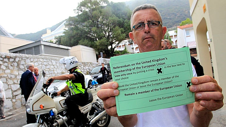 Un ciudadano de Gibraltar enseña su papeleta con la que vota para permanecer en la Unión Europea em 2016