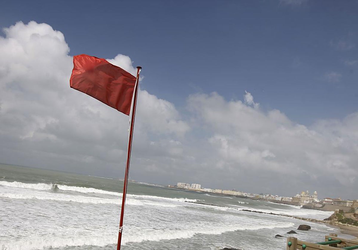 Bandera roja y 15 rescates en las playas de Cádiz capital por las fuertes corrientes