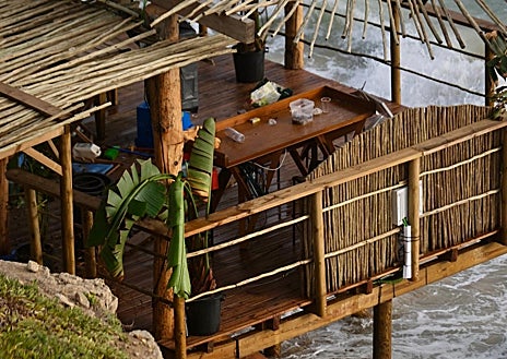 Imagen secundaria 1 - La fuerte corriente destroza el chiringuito de la playa del Pirata en Los Caños: así ha quedado