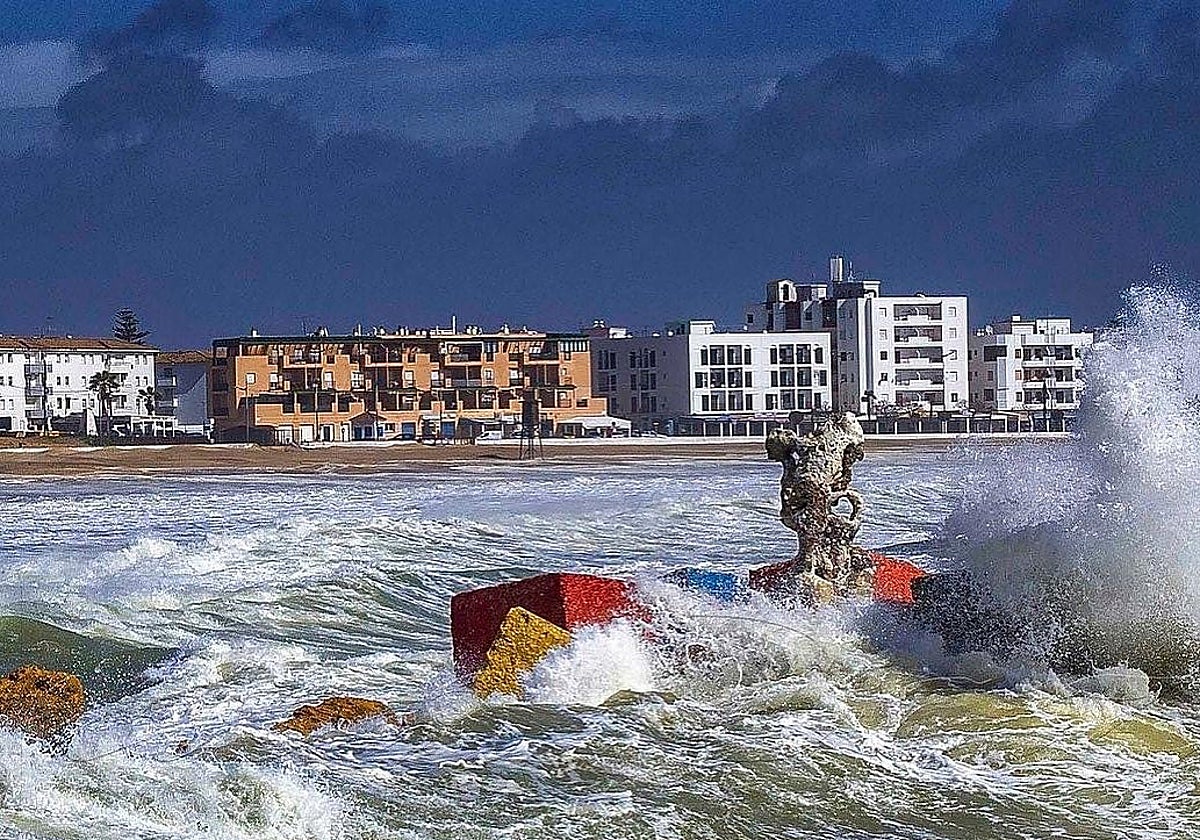 Oleaje y mar de fondo golpean Barbate: «Hay que evitar cualquier riesgo innecesario»