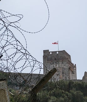 Imagen secundaria 2 - La Línea espera la caída de la Verja: «Tenemos miedo porque no sabemos cómo va a afectarnos»