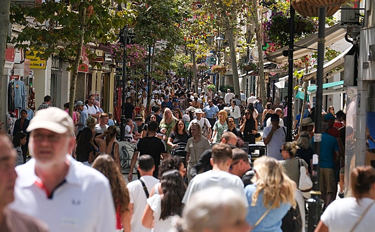 Imagen principal - La Línea espera la caída de la Verja: «Tenemos miedo porque no sabemos cómo va a afectarnos»