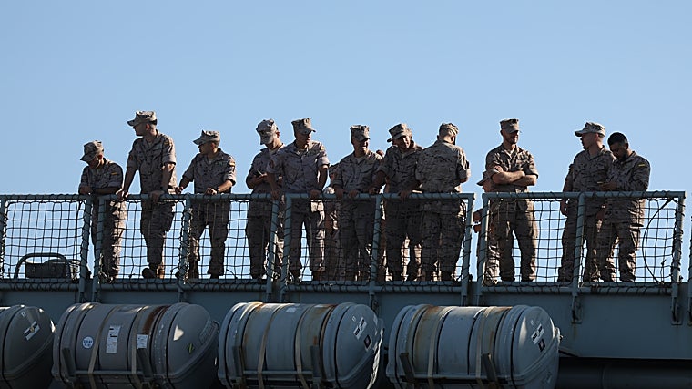 Efectivos a bordo del buque 'Galicia' antes de zarpar