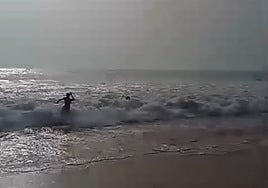 Banderas rojas en las playas de Cádiz: vídeo de «lo que no hay que hacer»