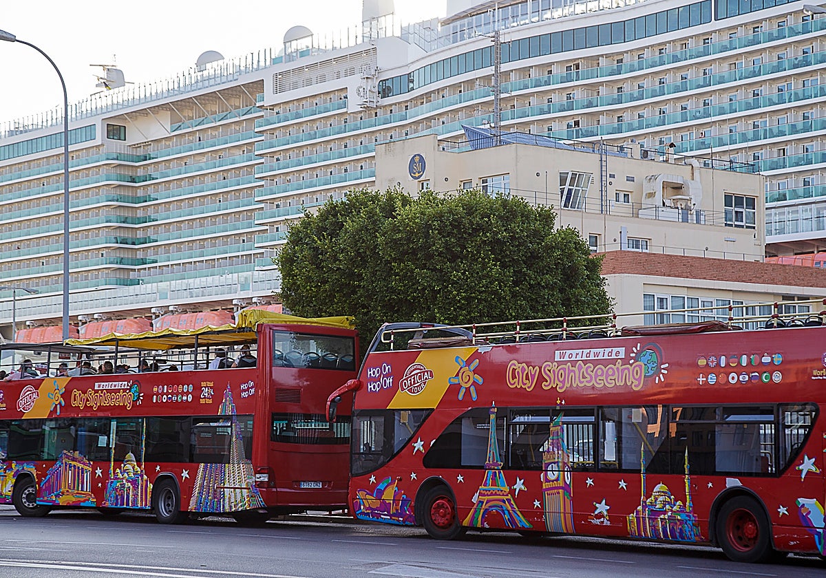 &#039;Bandera verde&#039; en el muelle de Cádiz: cerca de 10.000 turistas desembarcan en la ciudad en dos cruceros