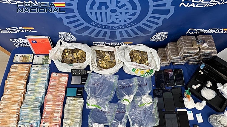 Dinero y droga intervenido en la operación. Más de 25.000 euros en billetes y monedas fraccionadas.