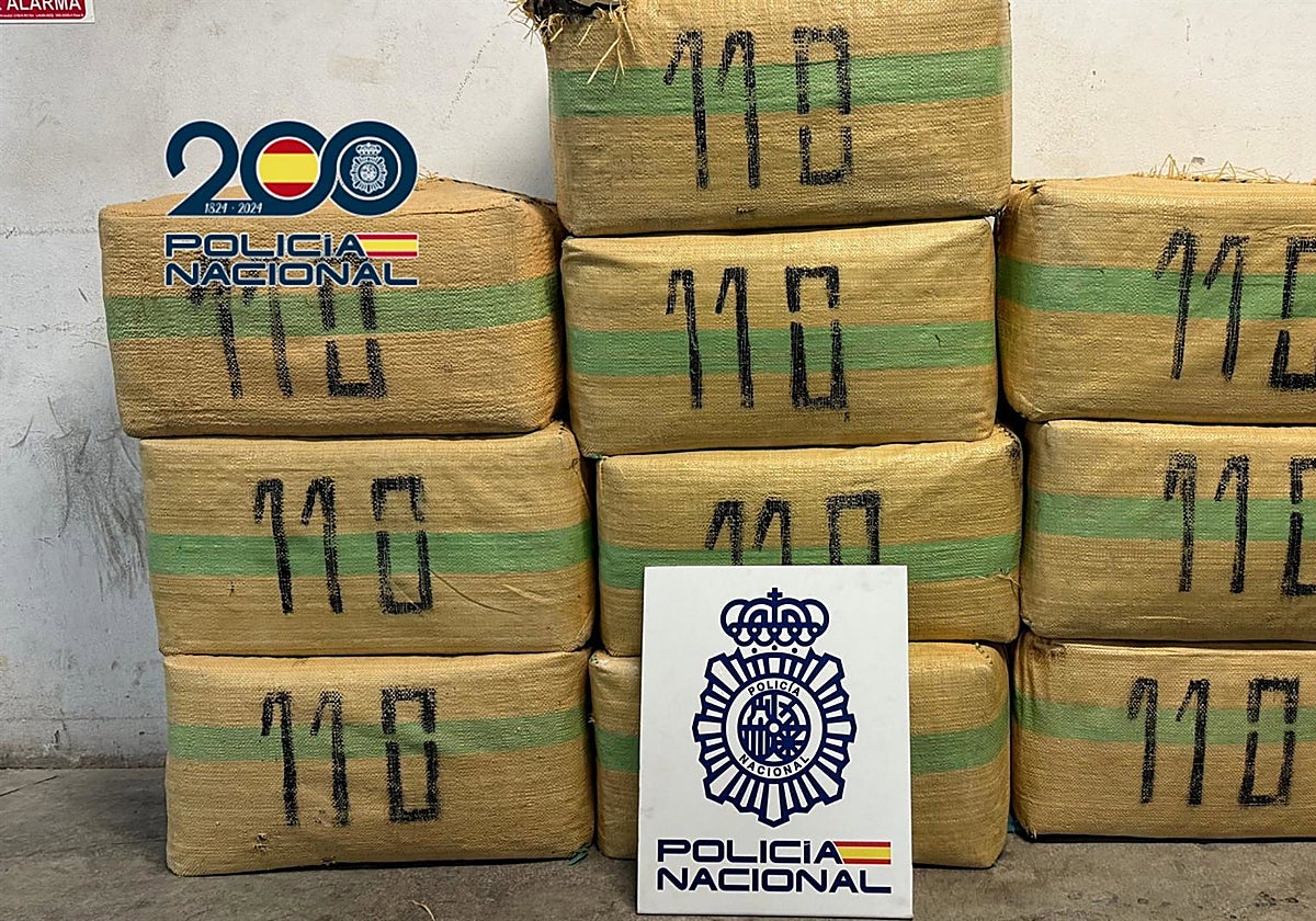 Hallan más de 400 kilos de hachís en una vivienda abandonada de Algeciras usada como &#039;narcoguardería&#039;