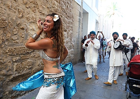 Imagen secundaria 1 - El Mercado Andalusí de Cádiz abre sus puertas en el corazón del Pópulo: un viaje en el tiempo entre gastronomía, música y artesanía