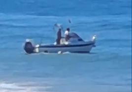 Alijo de hachís en la playa repleta de bañistas en el Faro de Trafalgar: «¡Qué descaro!»