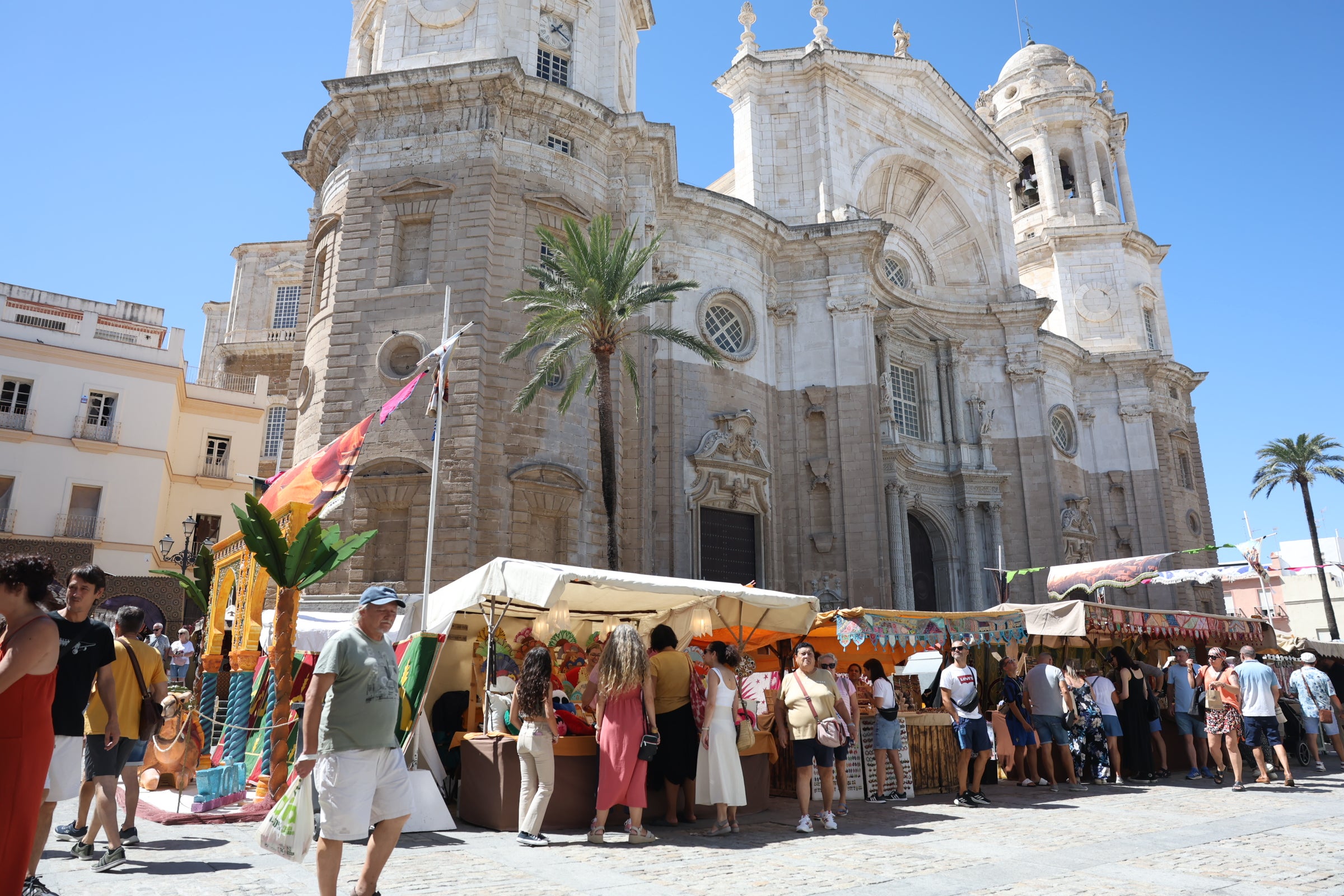 Gran ambiente en la segunda jornada del Mercado Andalusí en Cádiz