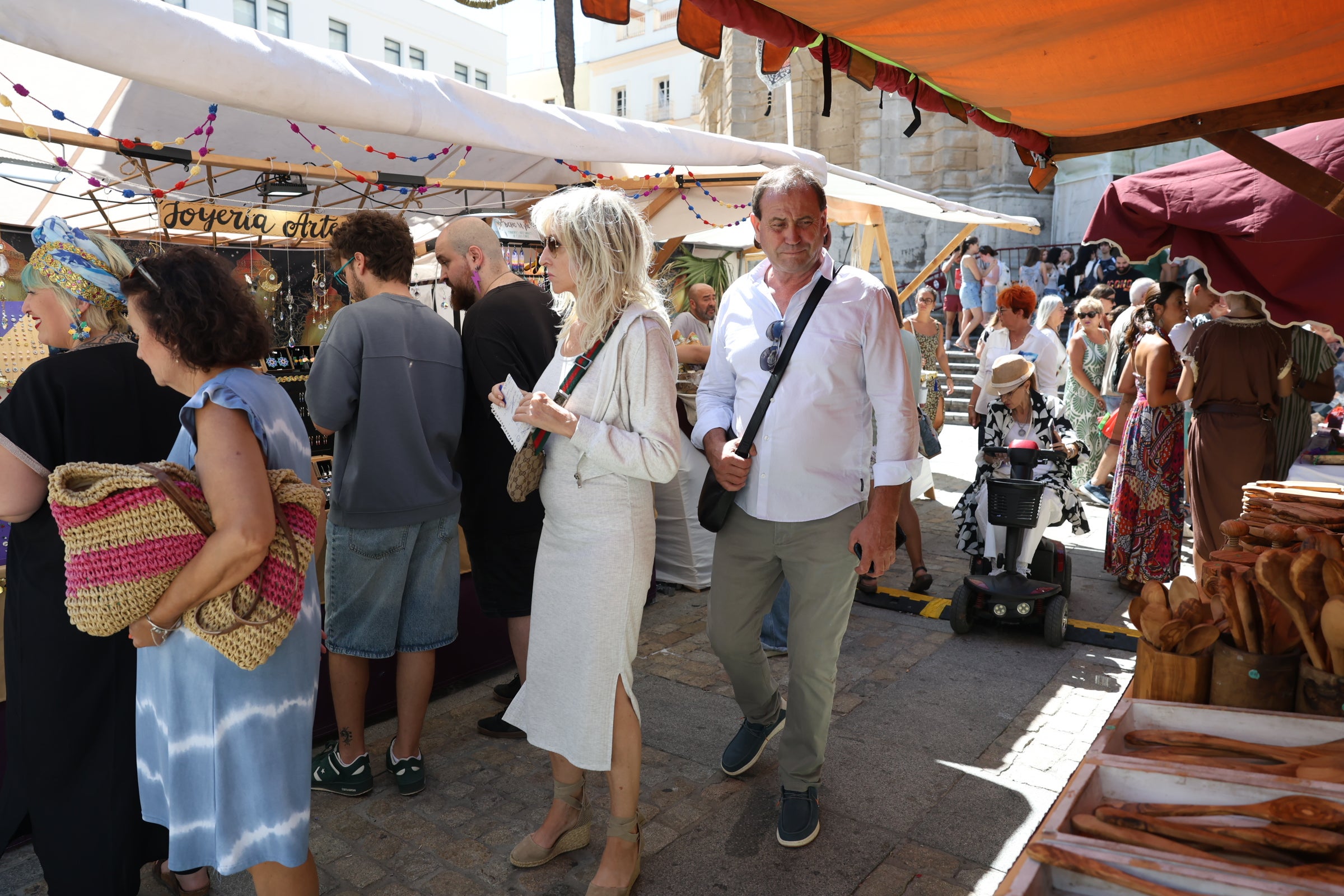 Gran ambiente en la segunda jornada del Mercado Andalusí en Cádiz