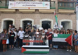 La Asociación de la Prensa de Cádiz guarda un minuto de silencio por los periodistas asesinados en Gaza