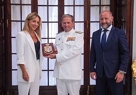 Las instituciones de Cádiz despiden al almirante de la Flota