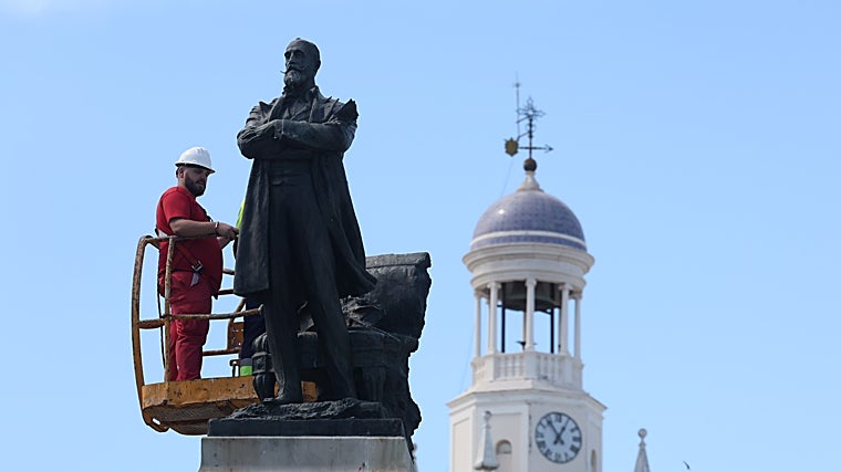 Brochas, agua desmineralizada y resina acrílica: así se limpia el monumento a Moret en Cádiz