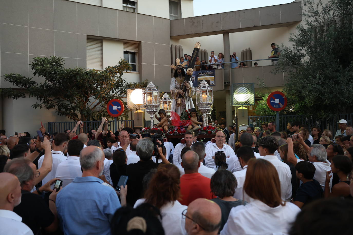 Fotos: Jesús Nazareno peregrina hacia la la Parroquia Nuestra Señora de Loreto