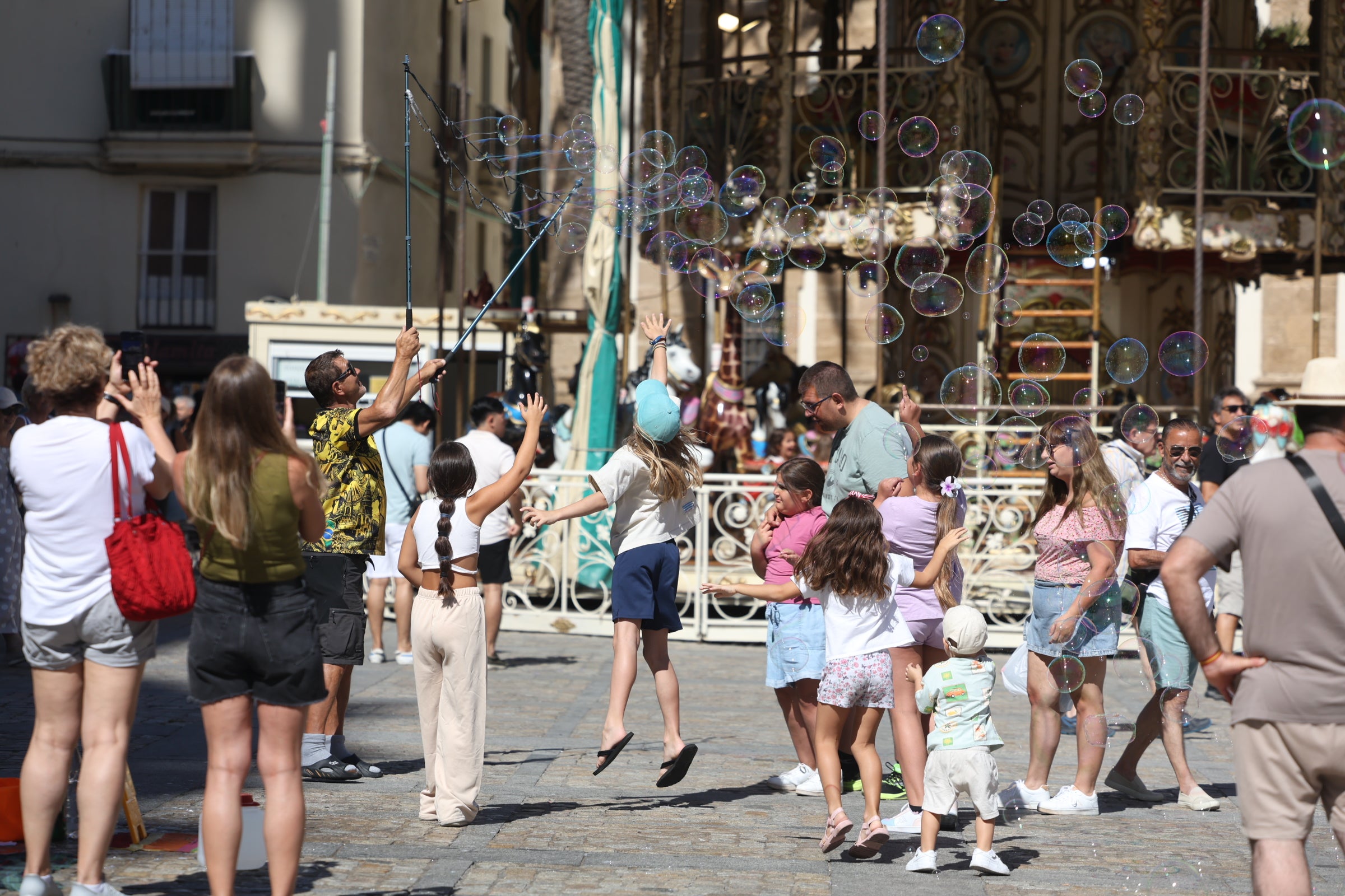 El &#039;Sky Princess&#039;, el &#039;Aida Stella&#039; y el &#039;Norwegian Sky&#039; convierten al puerto de Cádiz en un hervidero de turistas