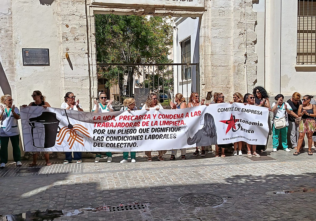 Las trabajadoras del Campus de Cádiz, en protesta