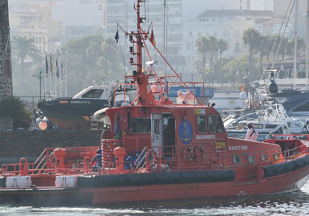 Rescatados en buen estado dos magrebíes con trajes de neopreno en aguas del Estrecho de Gibraltar