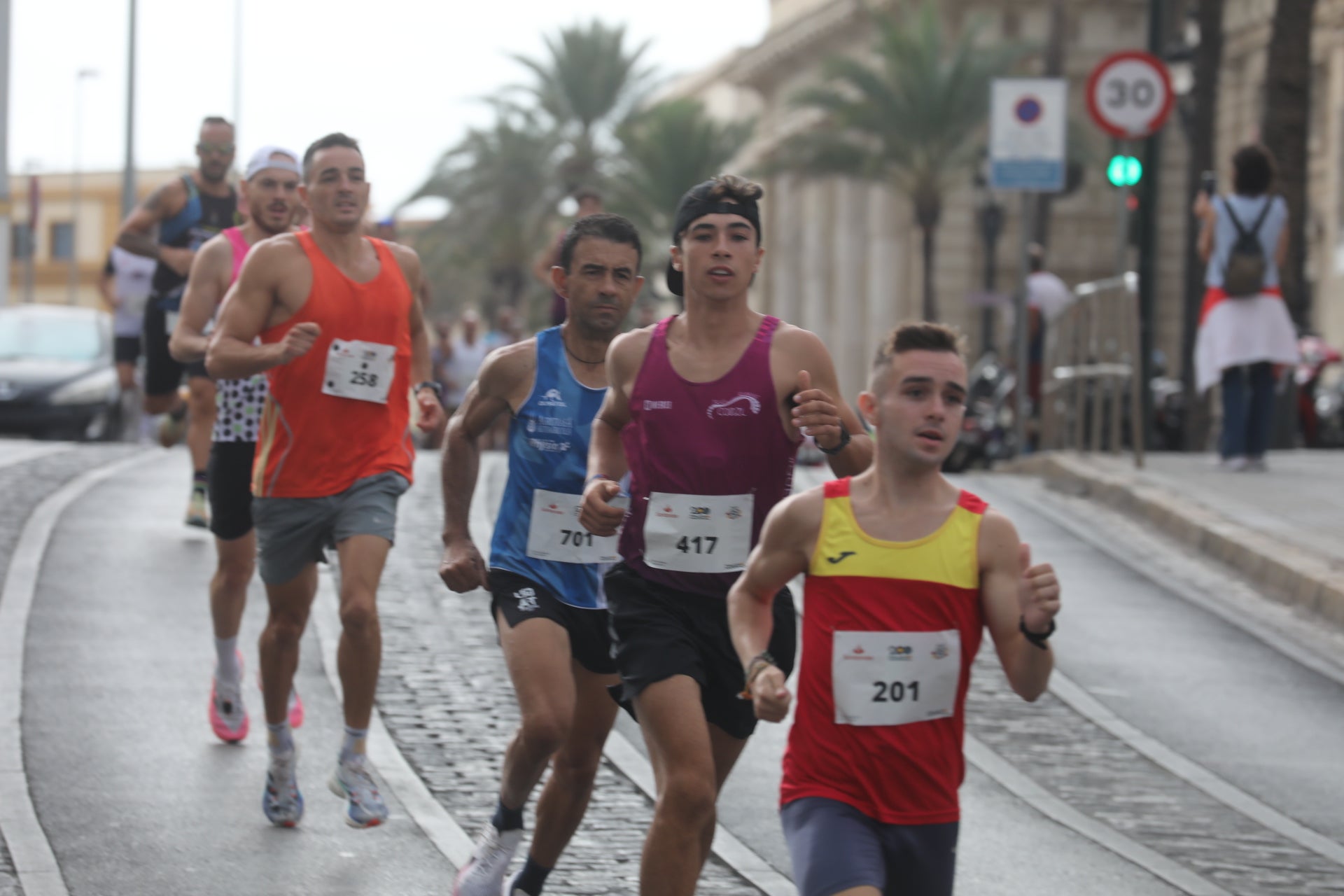Fotos: Las imágenes de la carrera solidaria por las enfermedades raras de la Policía Nacional en Cádiz