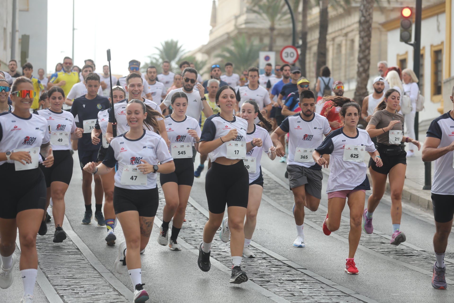 Fotos: Las imágenes de la carrera solidaria por las enfermedades raras de la Policía Nacional en Cádiz