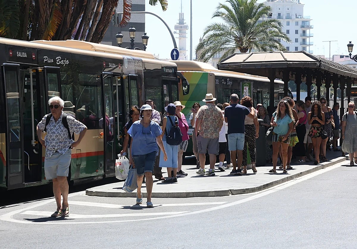 Parada de autobús de Plaza España, en Cádiz