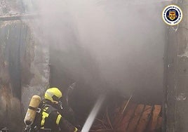 Extinguido el incendio de la conservera en Tarifa