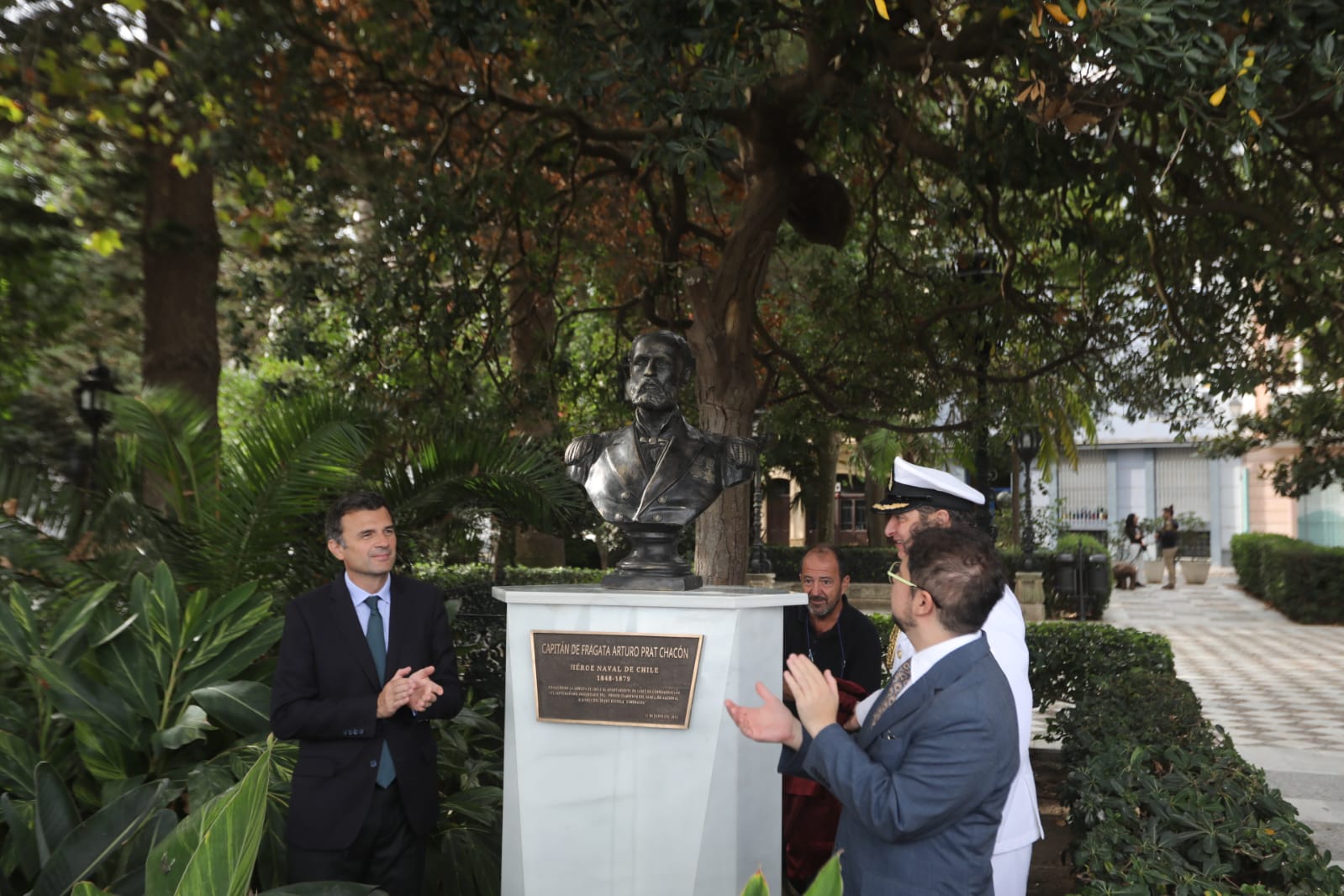 El marino chileno Arturo Prat Chacón ya tiene su busto en la Alameda de Cádiz