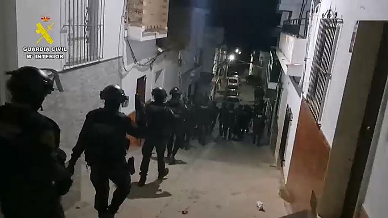Un momento del operativo en Puerto Serrano