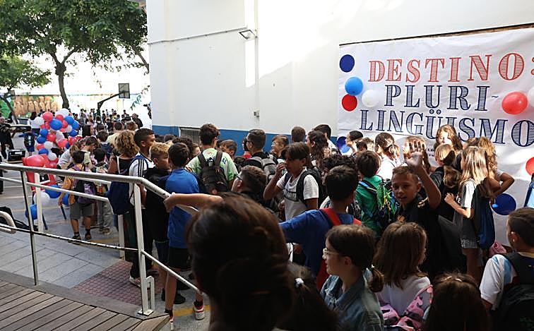 Imagen principal - Casi 100.000 alumnos de Infantil, Primaria y Educación Especial comienzan las clases hoy en Cádiz