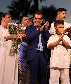 Imagen secundaria 2 - Una escultura para rendir homenaje a un emocionado Juan Villar