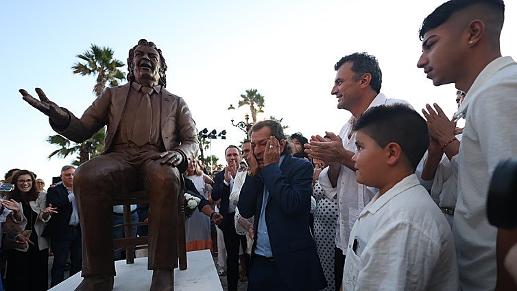 Una escultura para rendir homenaje a un emocionado Juan Villar
