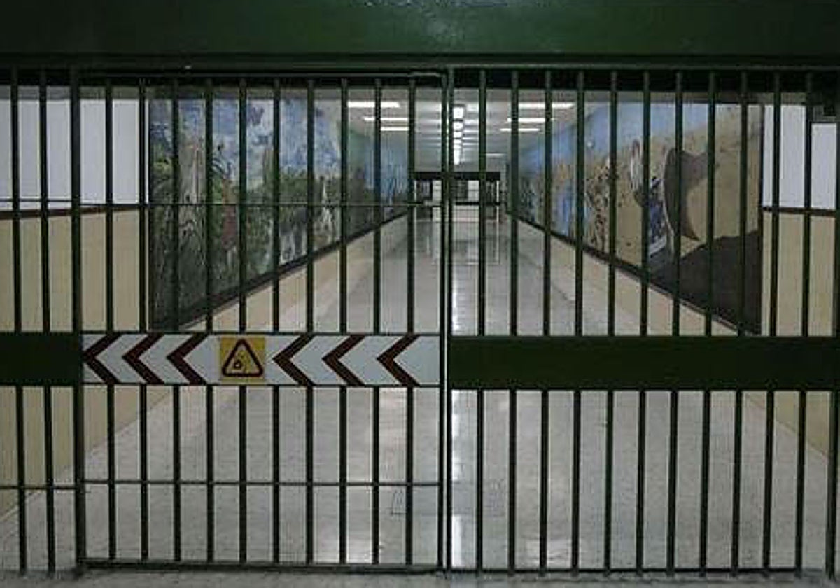 Detenidos un médico y dos funcionarios de la cárcel de Puerto II por colar móviles y sustancias en la prisión