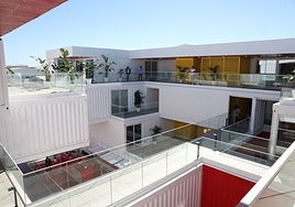 Incubazul, el nuevo edificio de Zona Franca con contenedores marítimos reciclados, ve al fin la luz