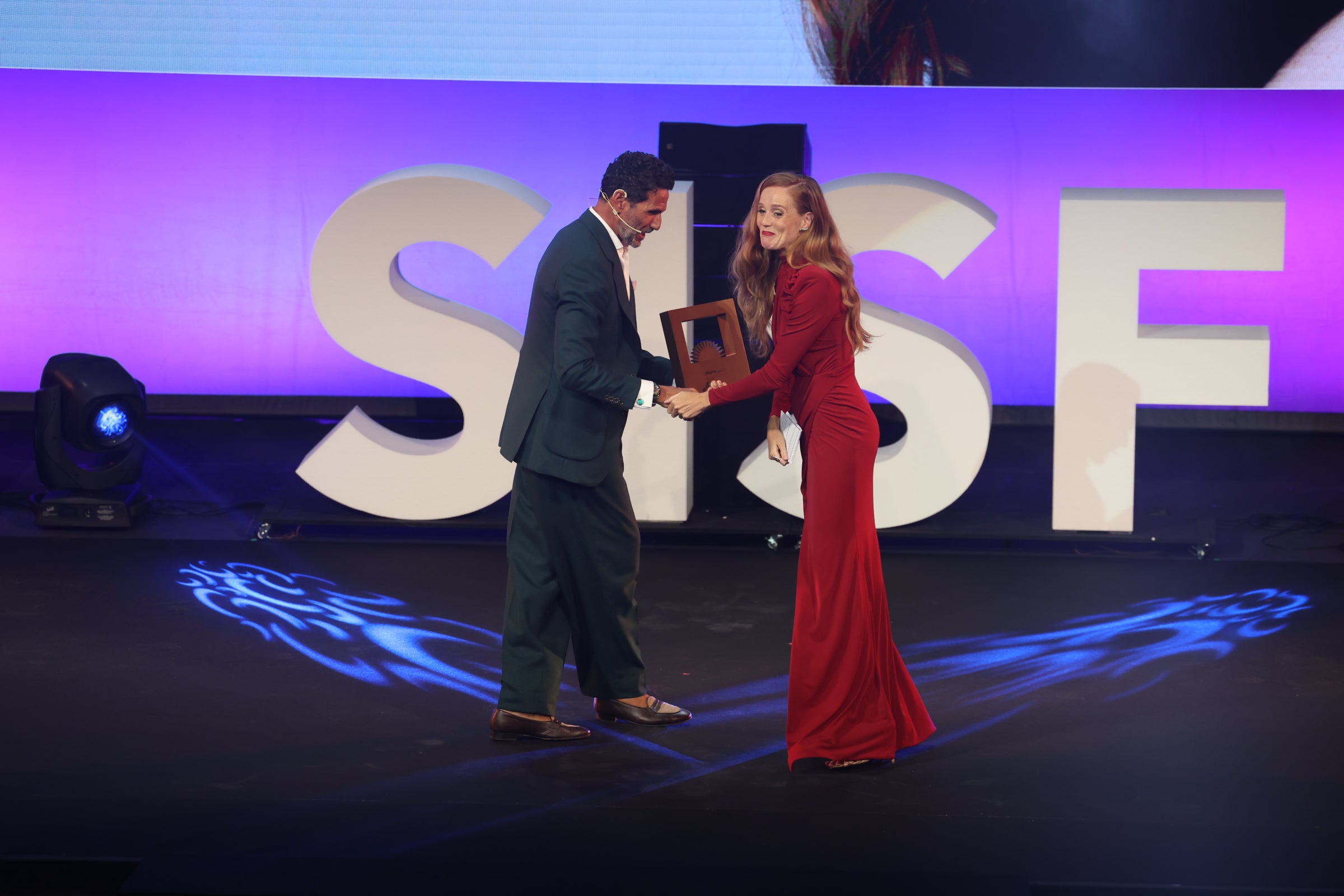 Las imágenes del primer desfile de estrellas por la alfombra naranja