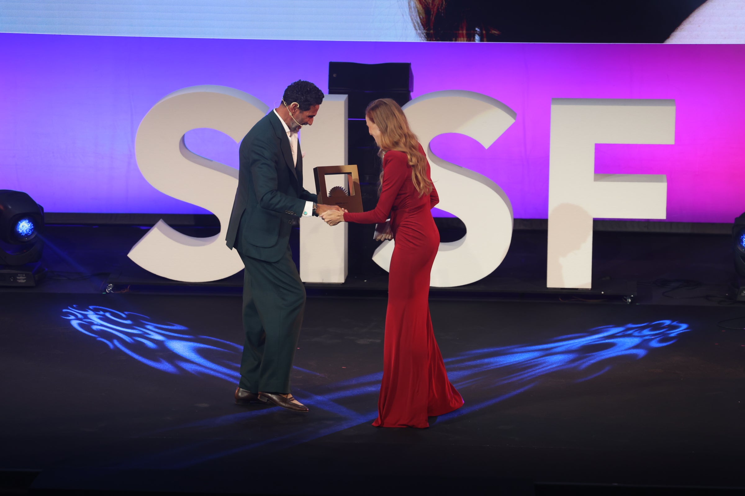 Las imágenes del primer desfile de estrellas por la alfombra naranja