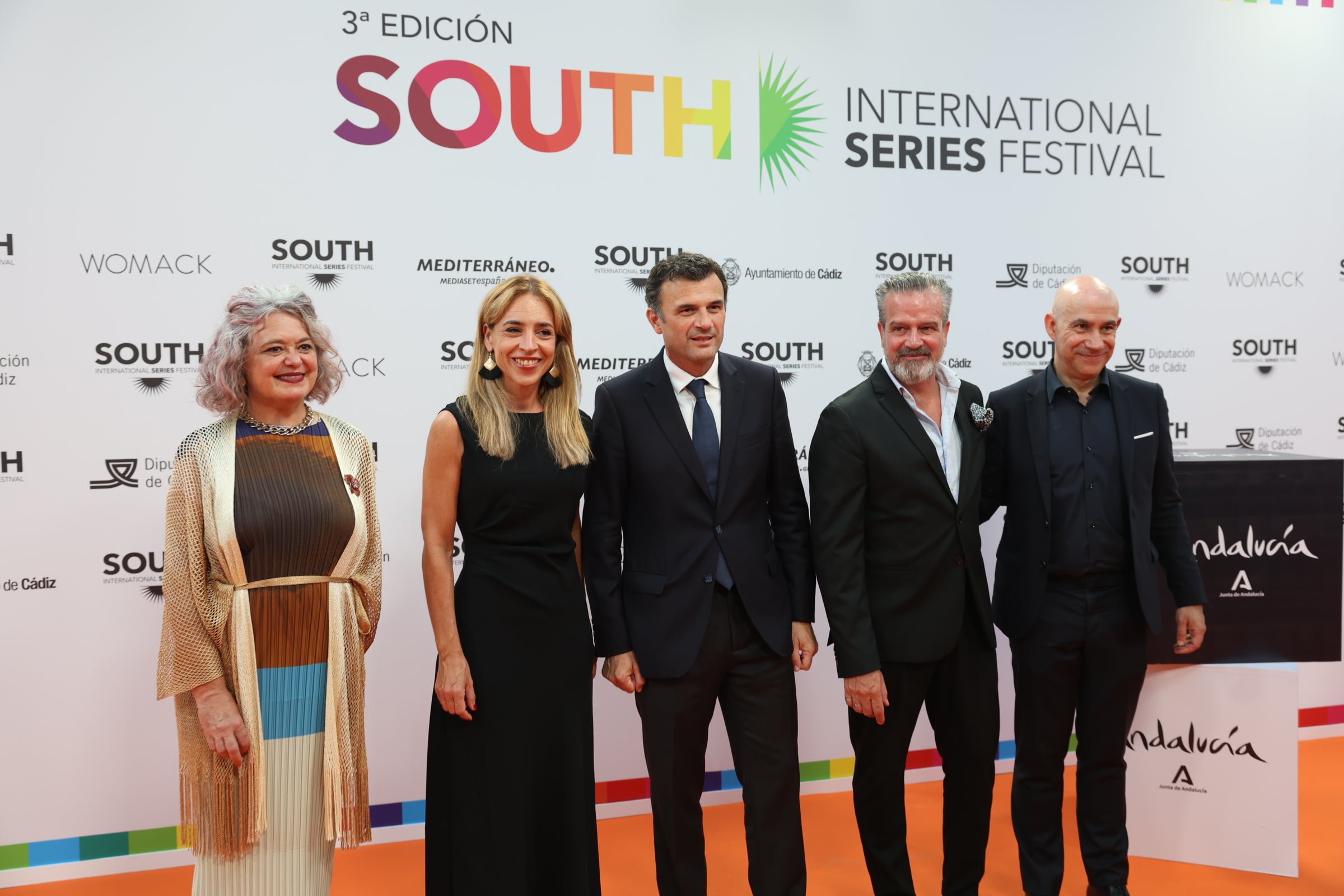 Las imágenes del primer desfile de estrellas por la alfombra naranja