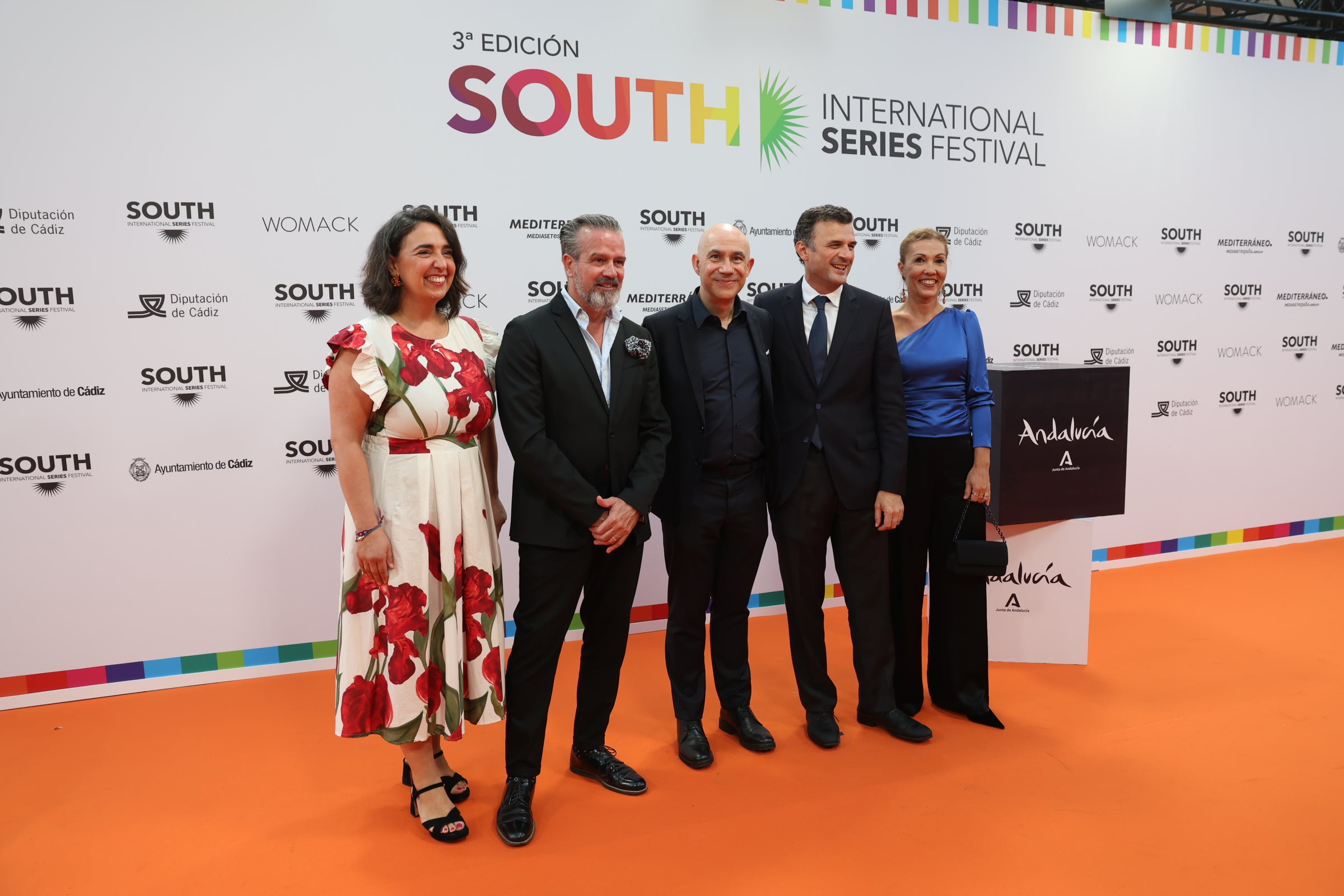 Las imágenes del primer desfile de estrellas por la alfombra naranja