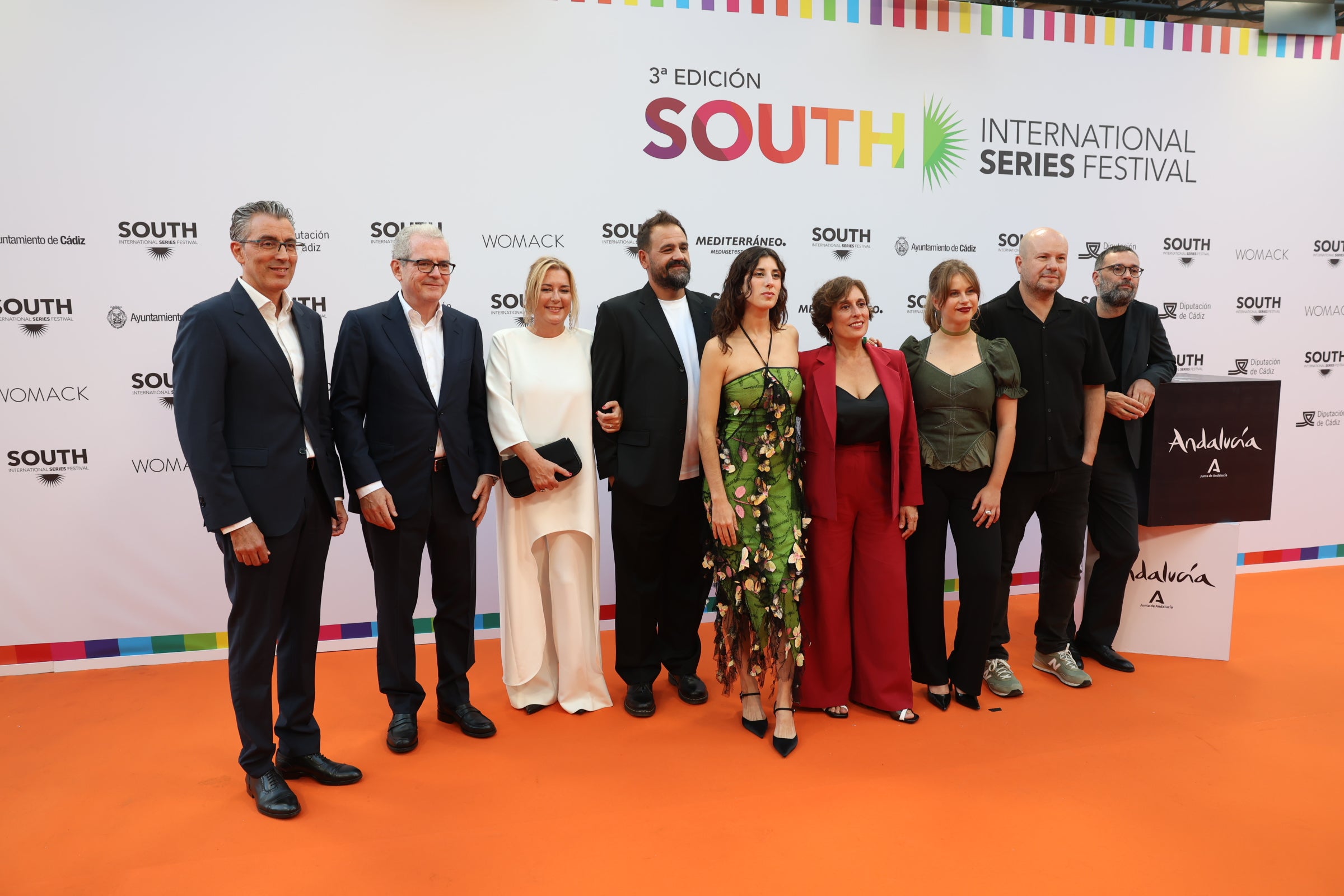 Las imágenes del primer desfile de estrellas por la alfombra naranja