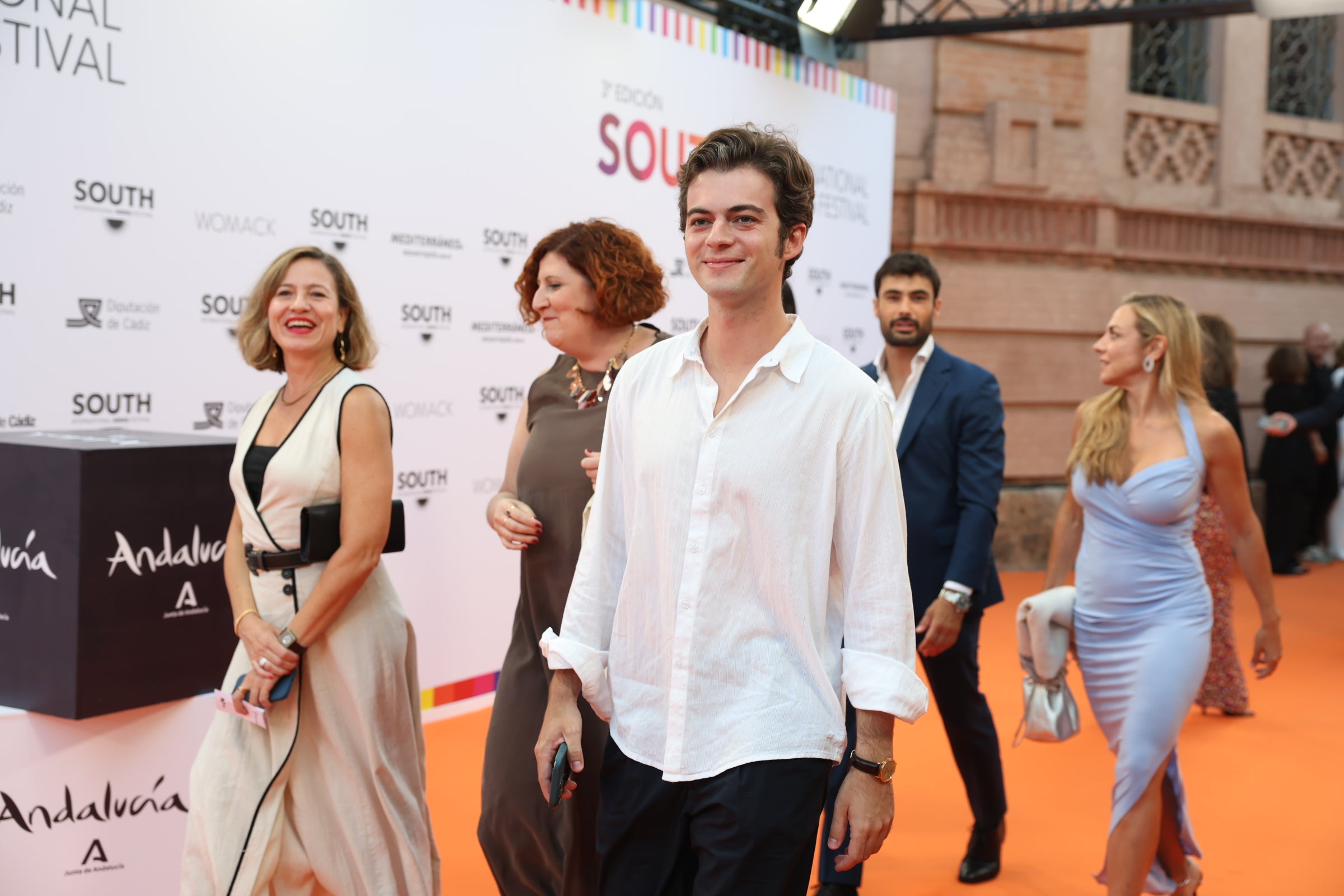 Las imágenes del primer desfile de estrellas por la alfombra naranja