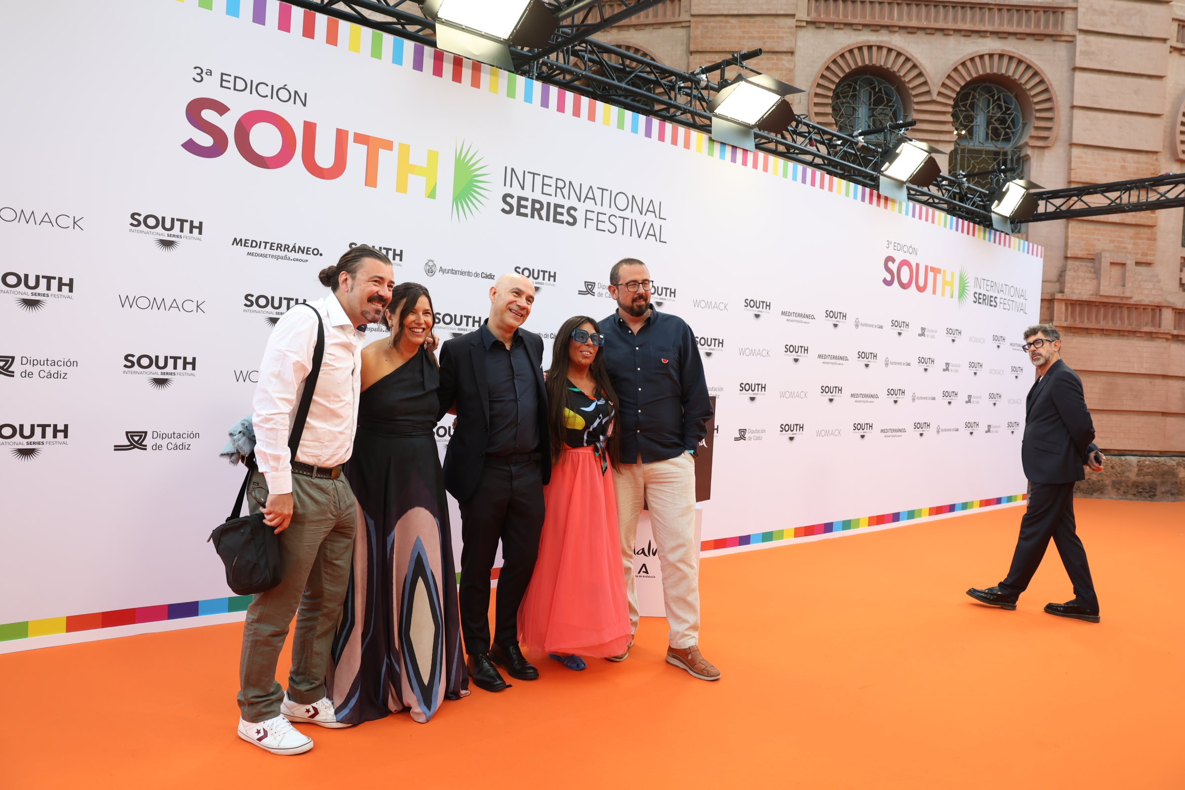 Las imágenes del primer desfile de estrellas por la alfombra naranja