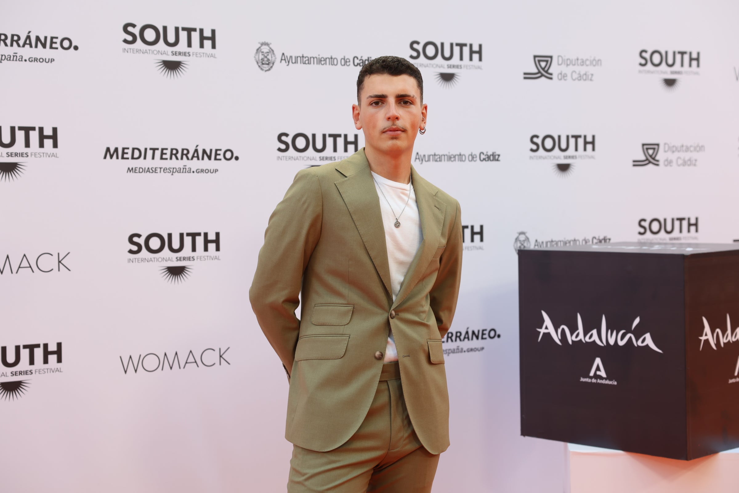 Las imágenes del primer desfile de estrellas por la alfombra naranja