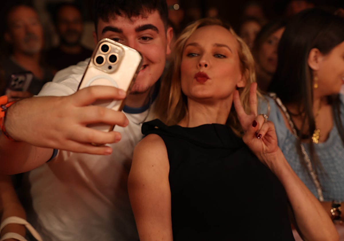 Segunda jornada de estrellas en la alfombra naranja del South Series Festival