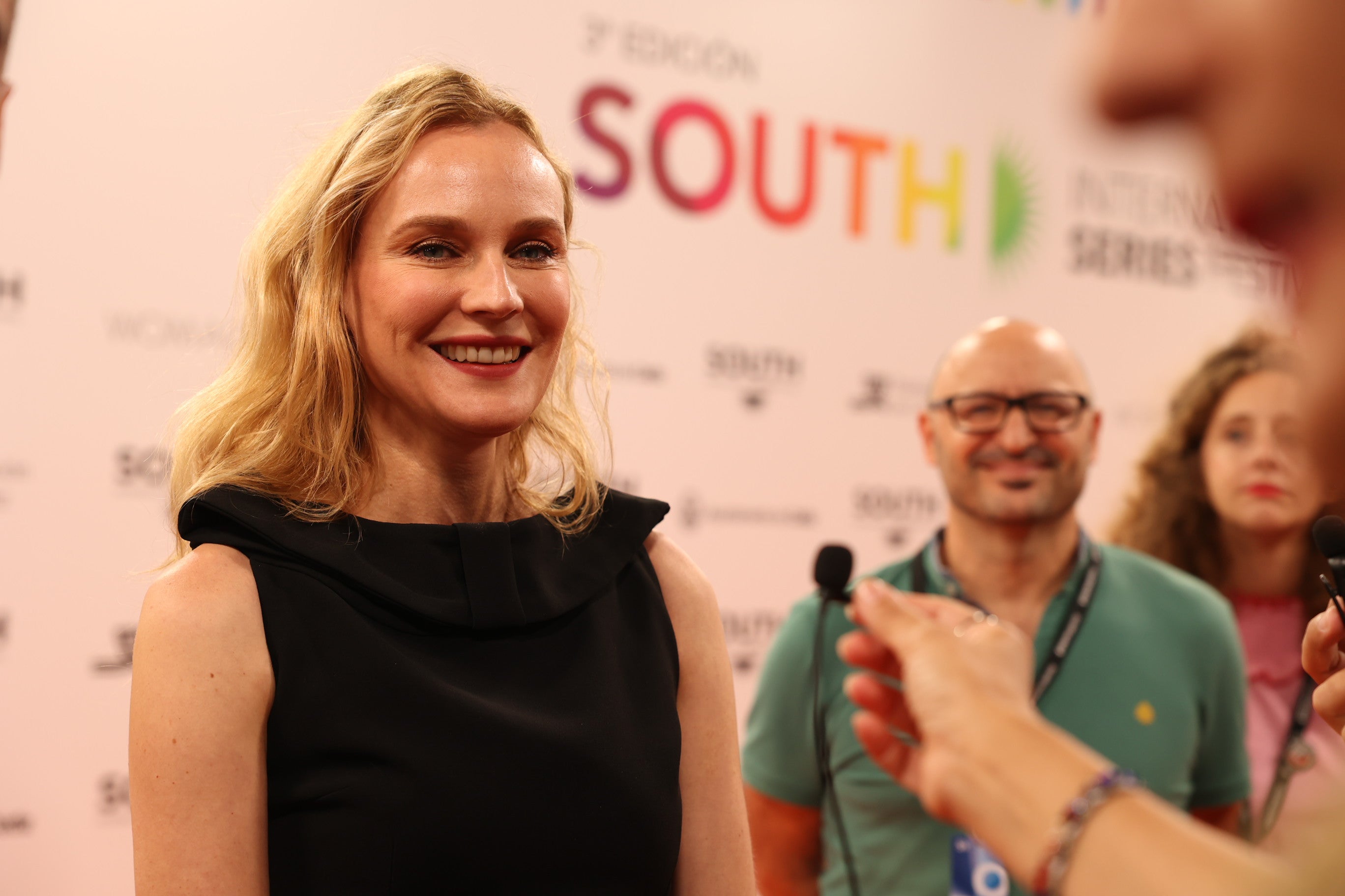 Segunda jornada de estrellas en la alfombra naranja del South Series Festival