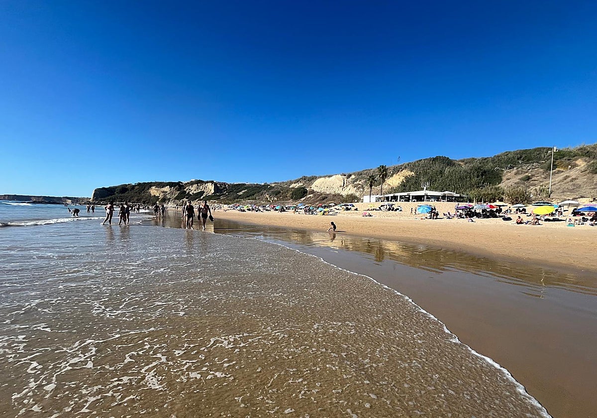 La gente disfrutó este pasado domingo de un gran día de playa en Conil